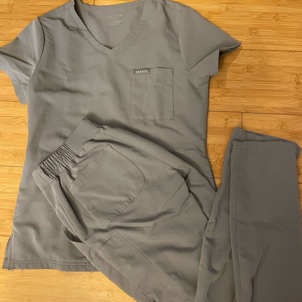 JAANU grey scrub set